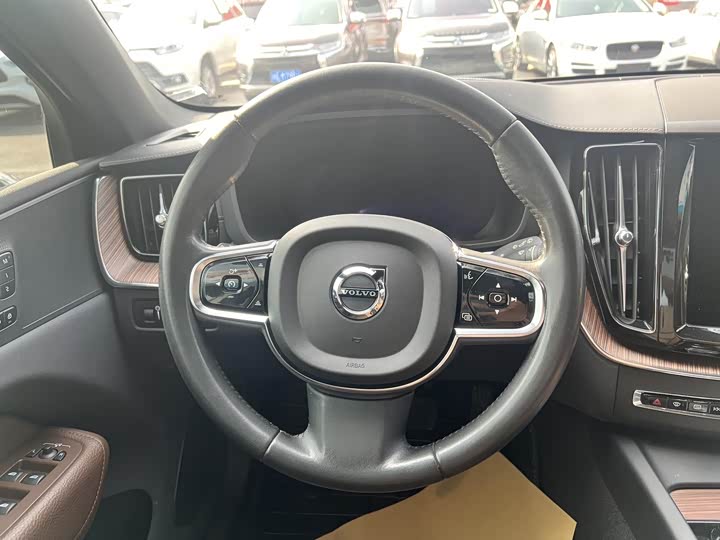 Фото 4 - Volvo XC60