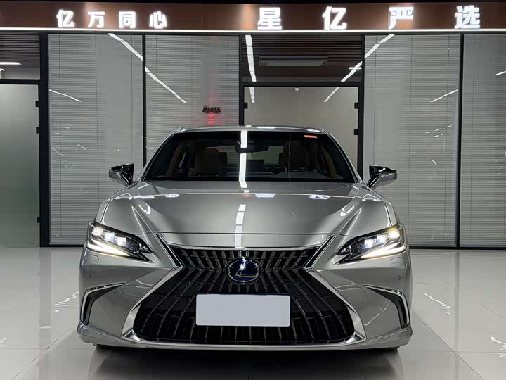 Фото 2 - Lexus ES