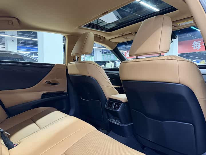 Фото 6 - Lexus ES