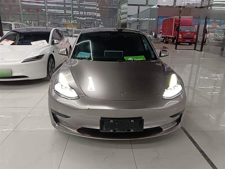 Фото 3 - Tesla Model 3