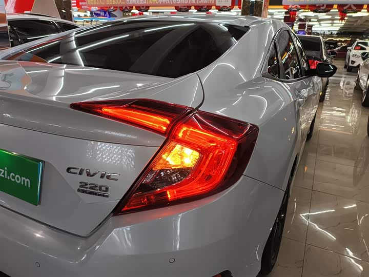 Фото 8 - Honda Civic