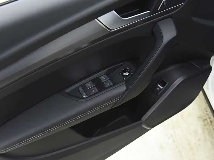 Фото 9 - Audi Q5L