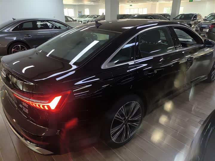 Фото 6 - Audi A6L