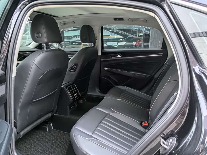 Фото 9 - Volkswagen Passat