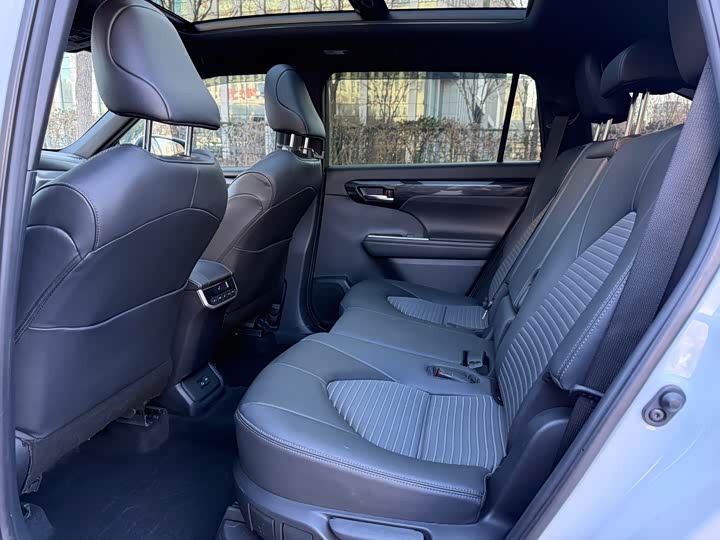 Фото 9 - Toyota Crown Kluger