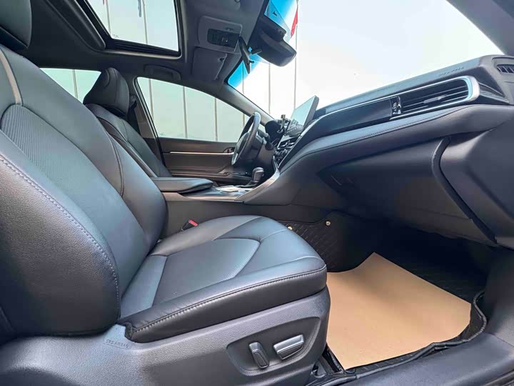 Фото 5 - Toyota Camry