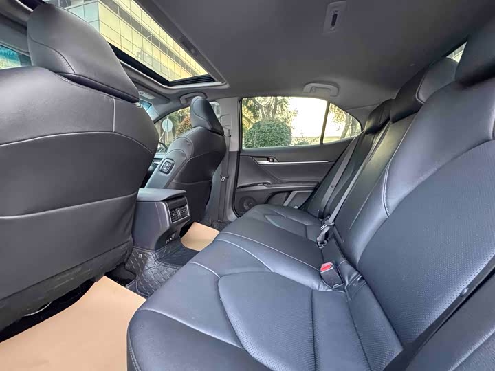 Фото 6 - Toyota Camry