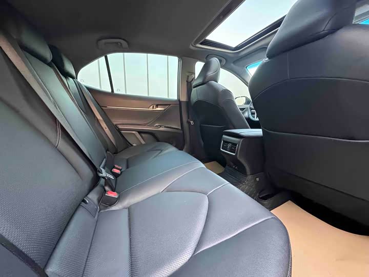 Фото 7 - Toyota Camry