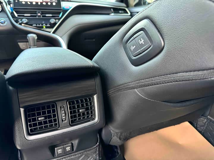 Фото 8 - Toyota Camry