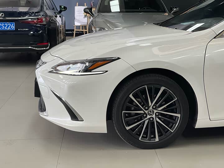 Фото 4 - Lexus ES