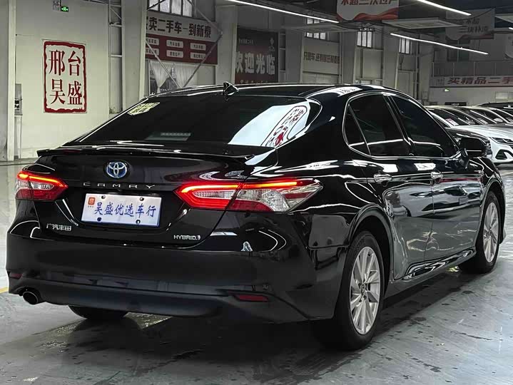 Фото 2 - Toyota Camry