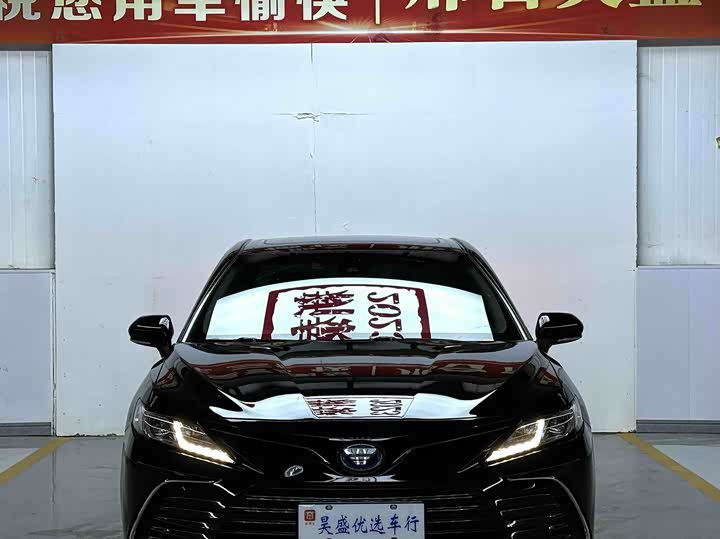 Фото 8 - Toyota Camry