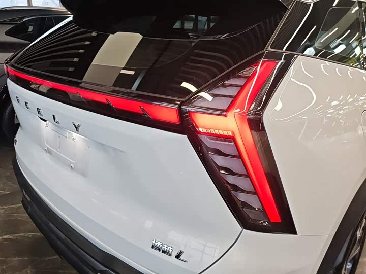 Фото 8 - Geely Atlas L