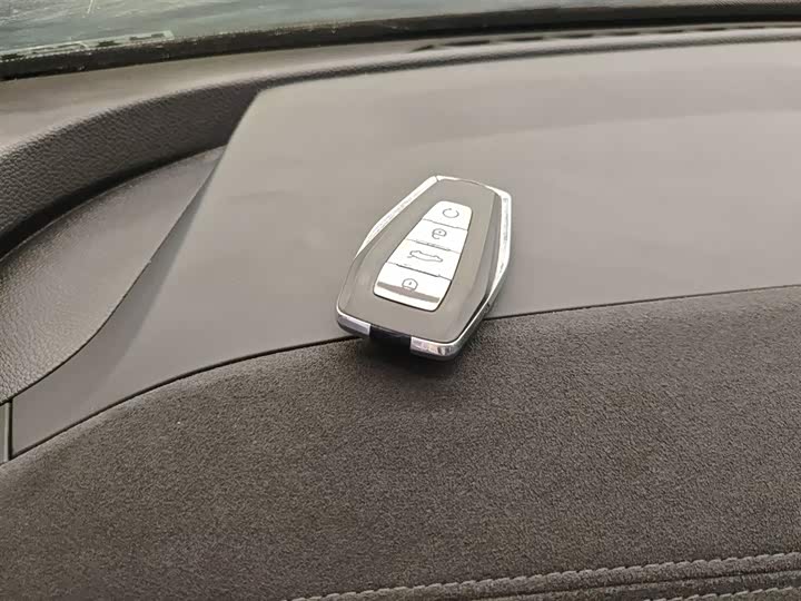 Фото 9 - Geely Atlas L