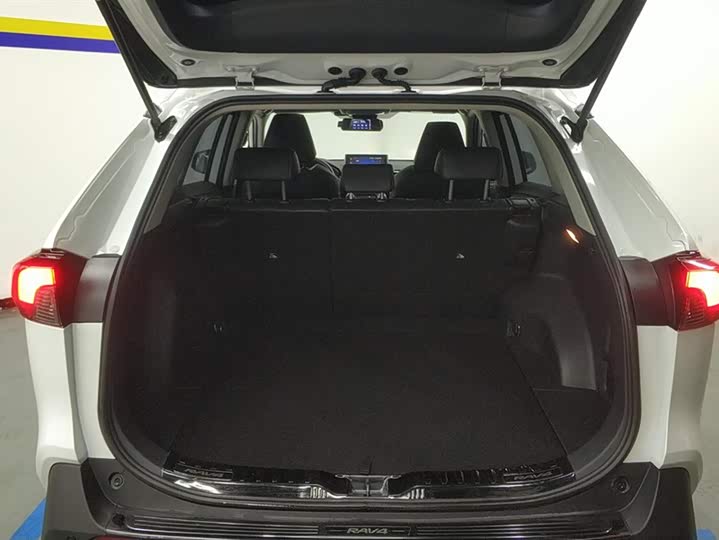 Фото 4 - Toyota RAV4