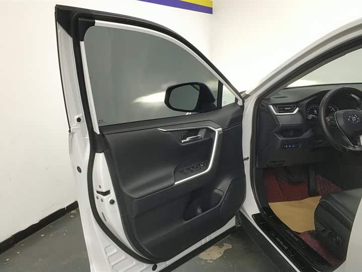 Фото 7 - Toyota RAV4