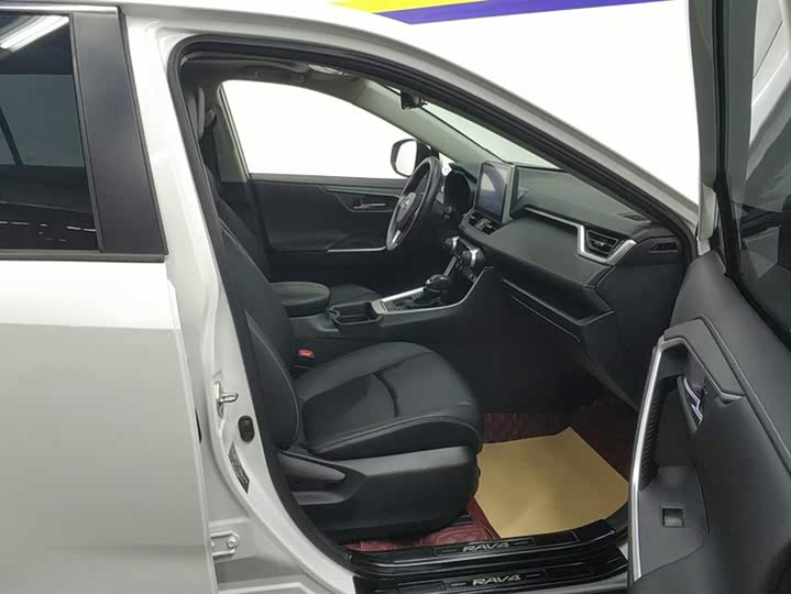 Фото 8 - Toyota RAV4