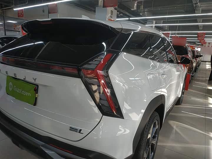 Фото 8 - Geely Atlas L