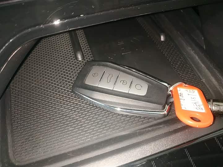 Фото 9 - Geely Atlas L