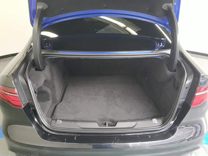 Фото 4 - Jaguar XE L