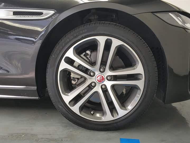 Фото 6 - Jaguar XE L