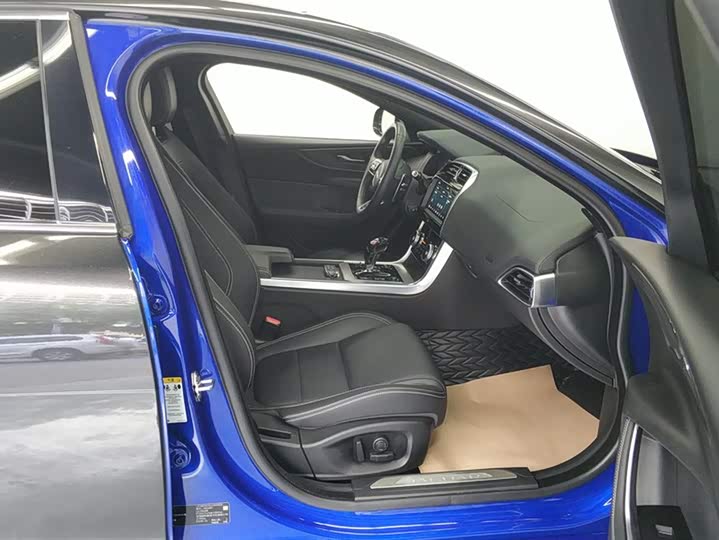 Фото 8 - Jaguar XE L