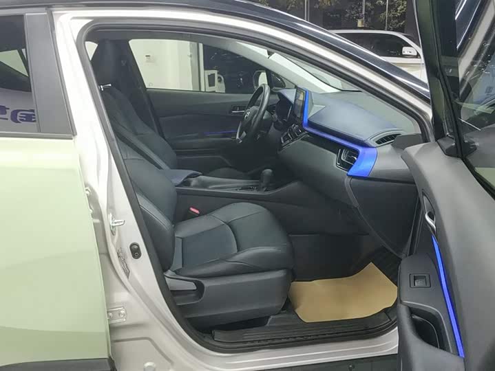 Фото 8 - Toyota C-HR