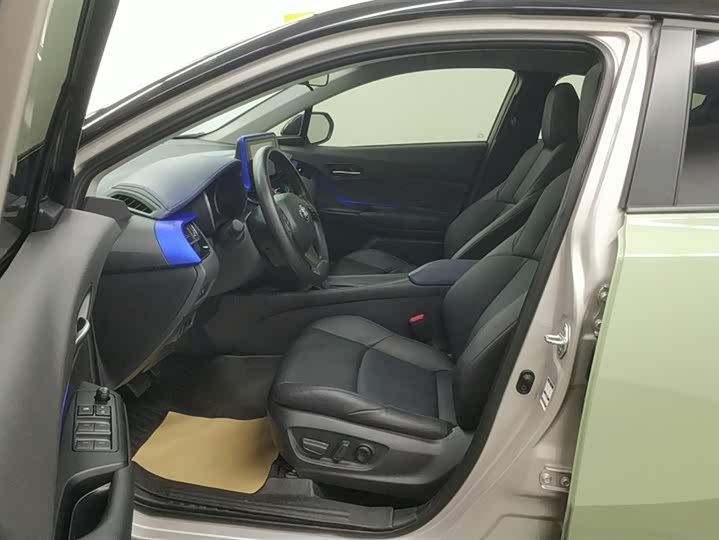 Фото 9 - Toyota C-HR