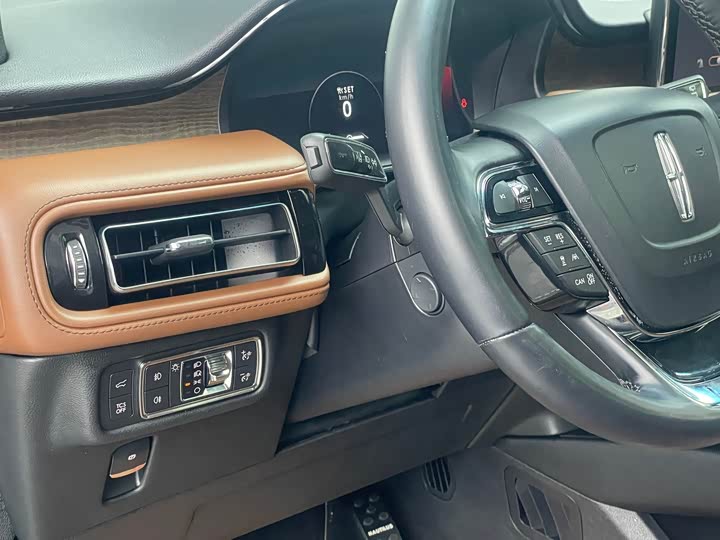 Фото 9 - Lincoln Nautilus