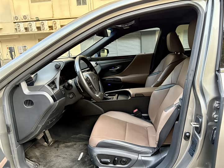 Фото 4 - Lexus ES