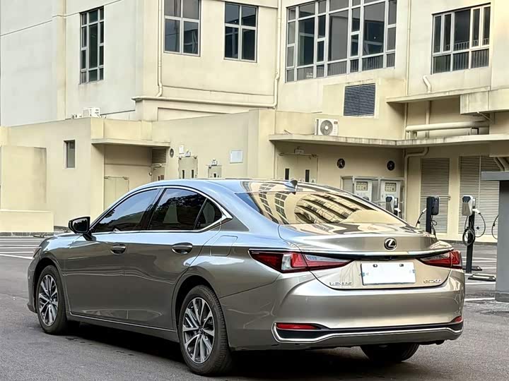 Фото 7 - Lexus ES