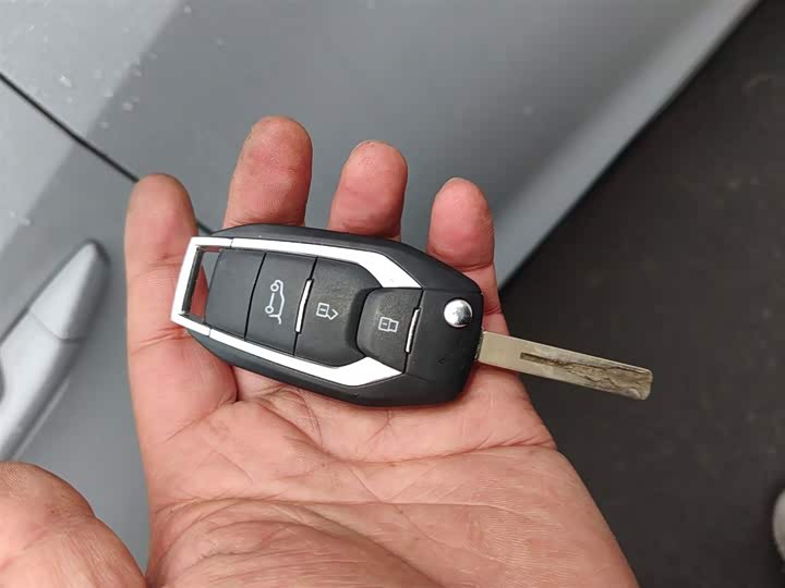 Фото 9 - Maxus Euniq 5