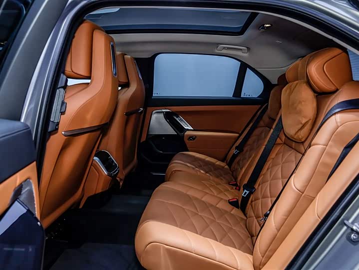 Фото 9 - BMW 7 Series