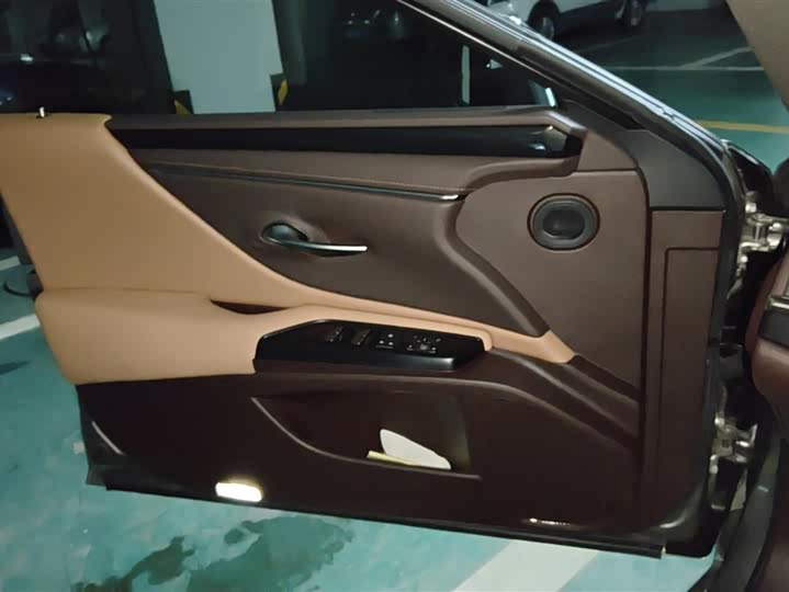 Фото 7 - Lexus ES