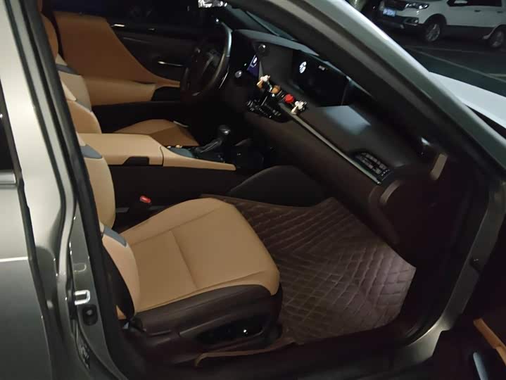 Фото 8 - Lexus ES