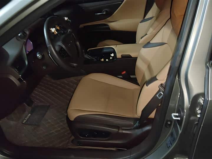 Фото 9 - Lexus ES