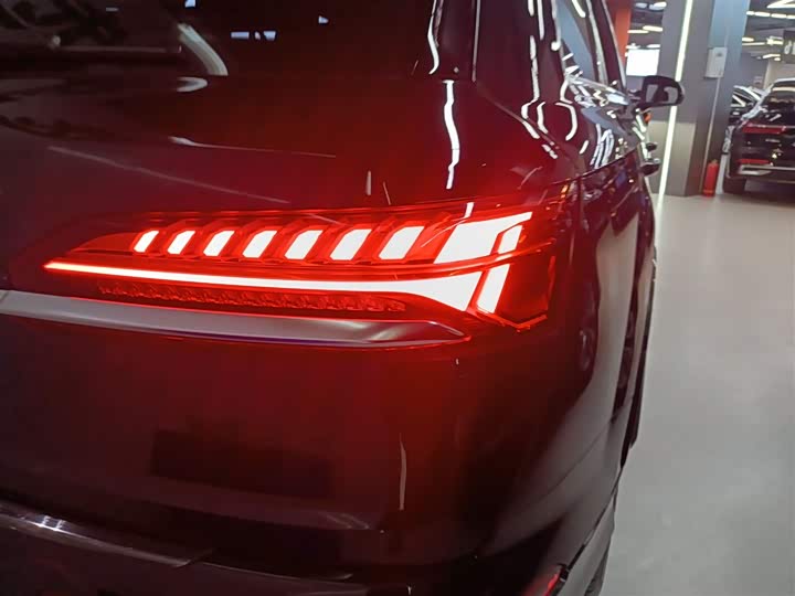 Фото 8 - Audi Q7