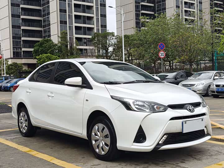 Фото 3 - Toyota Yaris L