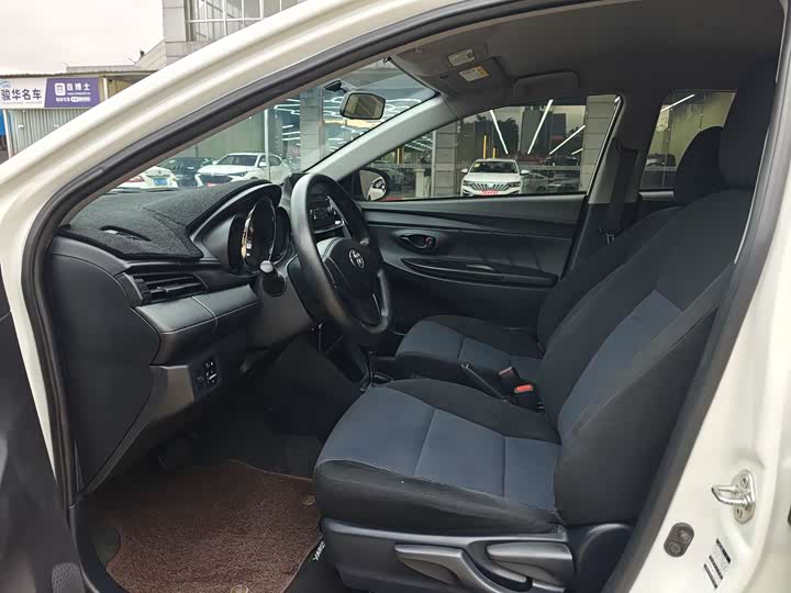 Фото 8 - Toyota Yaris L