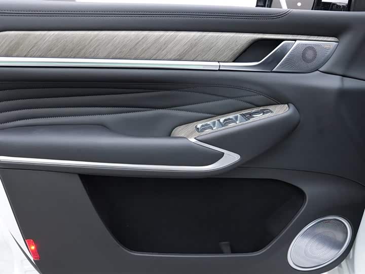 Фото 5 - Tank 500 Hybrid