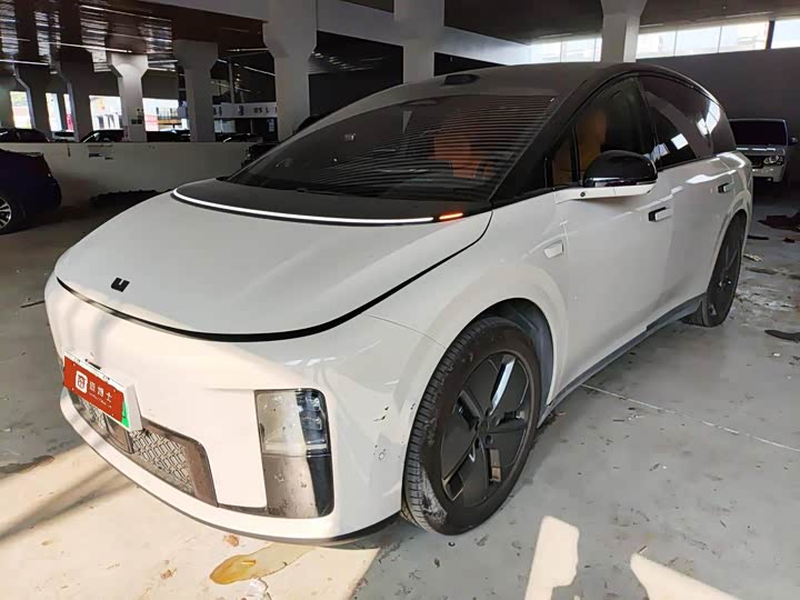 Фото 1 - LiXiang i8