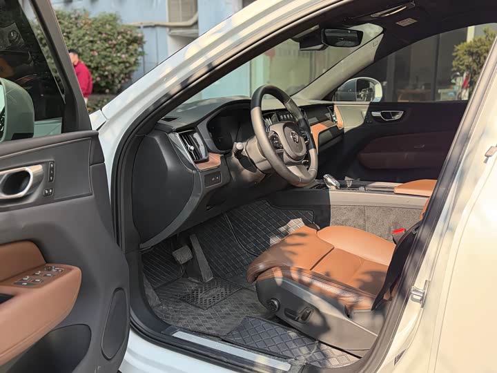 Фото 9 - Volvo XC60 Hybrid