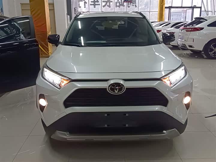 Фото 3 - Toyota RAV4