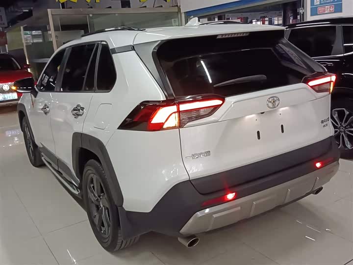 Фото 5 - Toyota RAV4