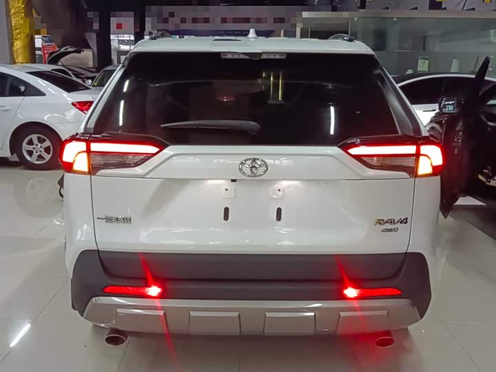 Фото 6 - Toyota RAV4