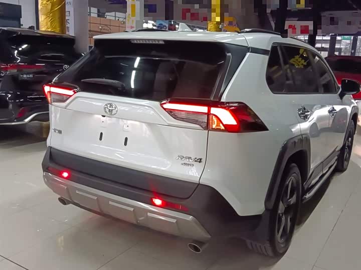 Фото 7 - Toyota RAV4