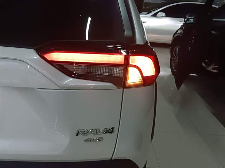 Фото 8 - Toyota RAV4