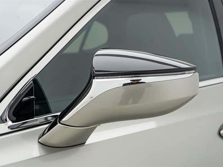 Фото 9 - Lexus ES