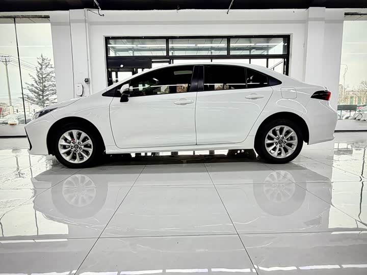 Фото 3 - Toyota Corolla