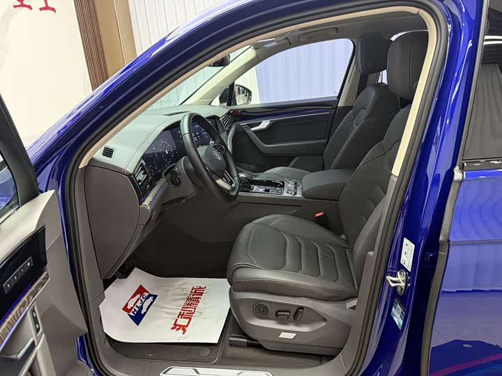 Фото 4 - Volkswagen Touareg